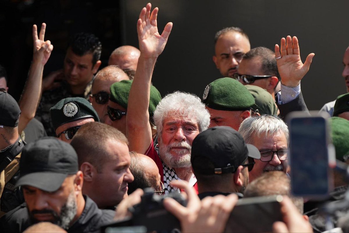 samidounspain's tweet image. "Me mantuve 41 años firme gracias a la firmeza de mis compañeros y a la resistencia fuera de la prisión. Fui liberado porque la resistencia y el movimiento de solidaridad me liberaron"
Algunas de las primeras palabras de George en su llegada a Beirut.
#GeorgeAbdallah