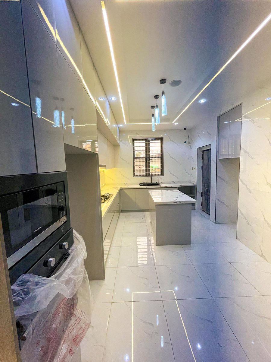 Crayjoe_'s tweet image. Four bedroom detached duplex with Bq
Features include:
Swimming pool
Spacious rooms
Ample car park (4)
Fitted kitchen
All rooms en-suite
Serene environment
📍Omole phase 1
N600M