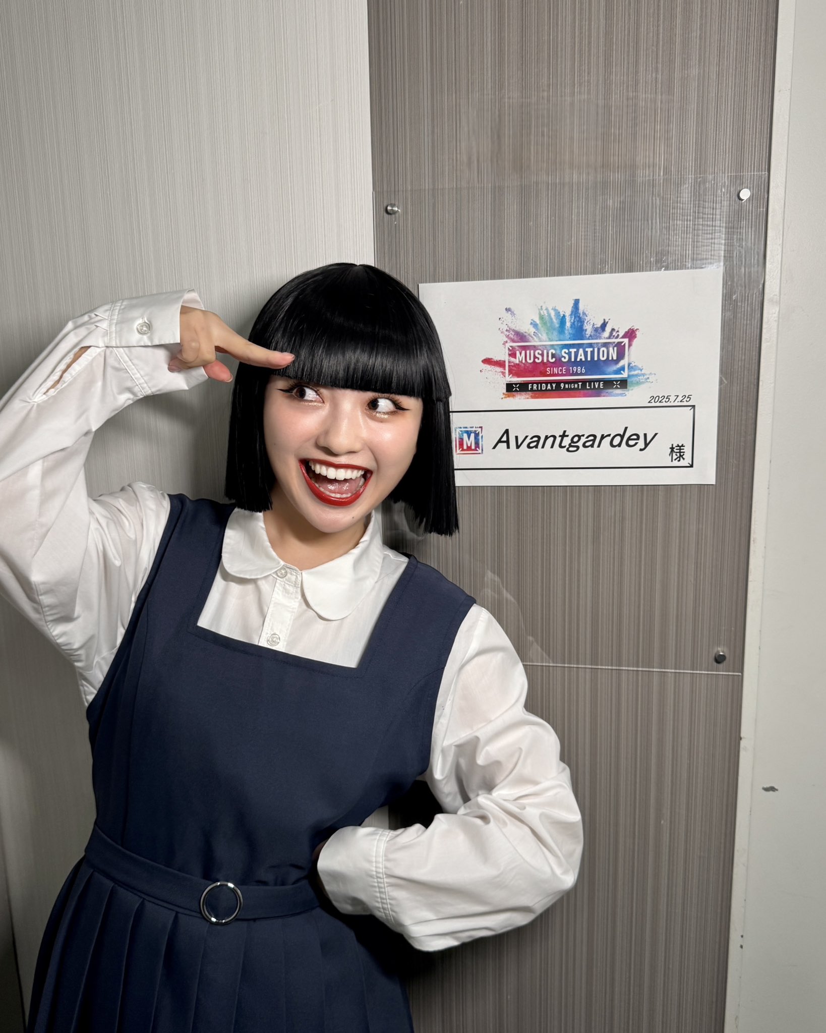 アバンギャルディ 直筆サイン入りポスター ウイ UI メッセージ付 レア アバンギャルディ 直筆サイン入りポスター ウイ UI メッセージ付