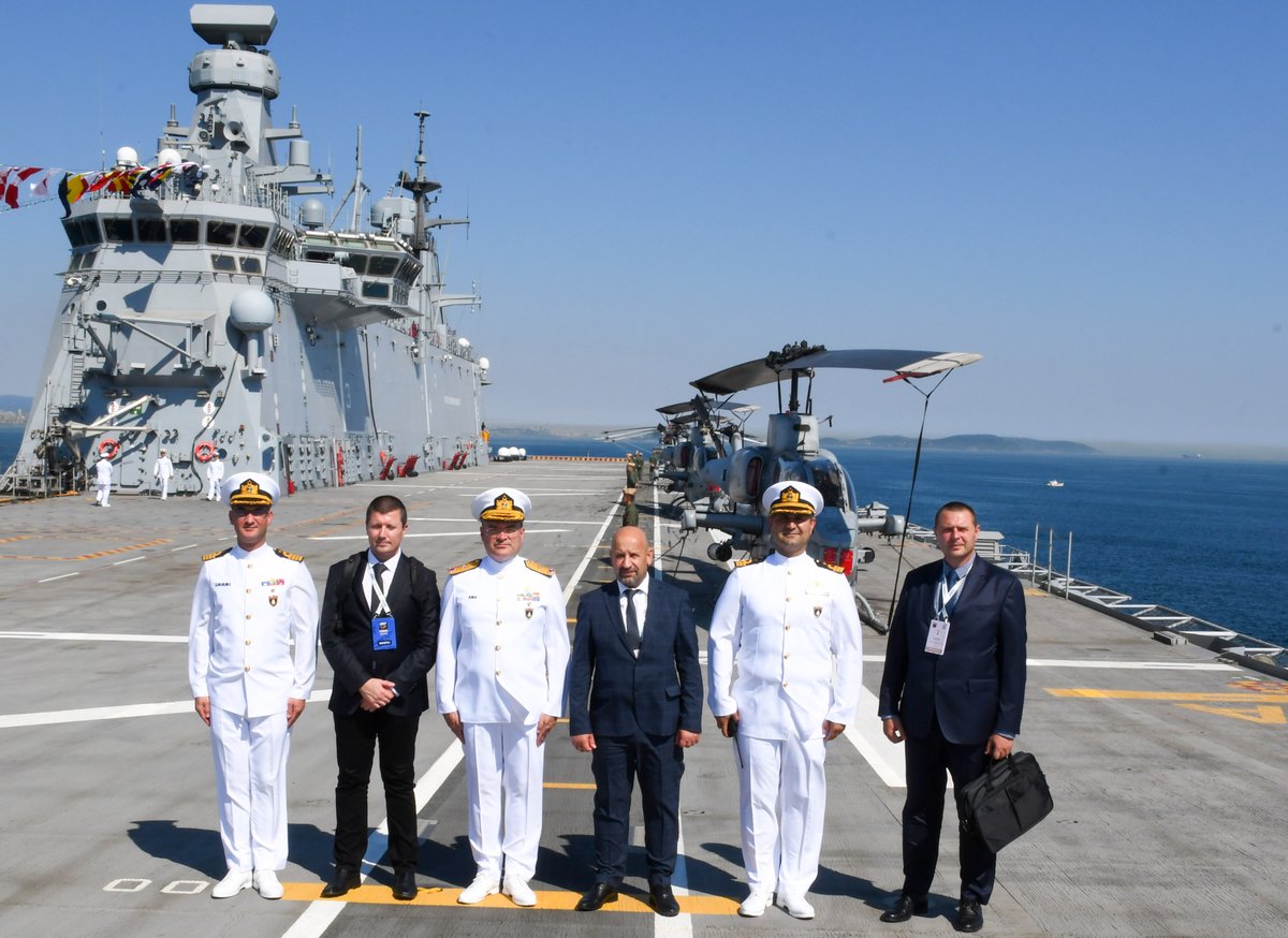 tcsavunma's tweet image. TCG Anadolu Çok Maksatlı Amfibi Gemimize 17'nci Uluslararası Savunma Sanayii Fuarı (IDEF 2025) faaliyetleri kapsamında, Bulgaristan, Mozambik ve Hindistan’dan heyetler ziyaret gerçekleştirdi.
#MillîSavunmaBakanlığı
