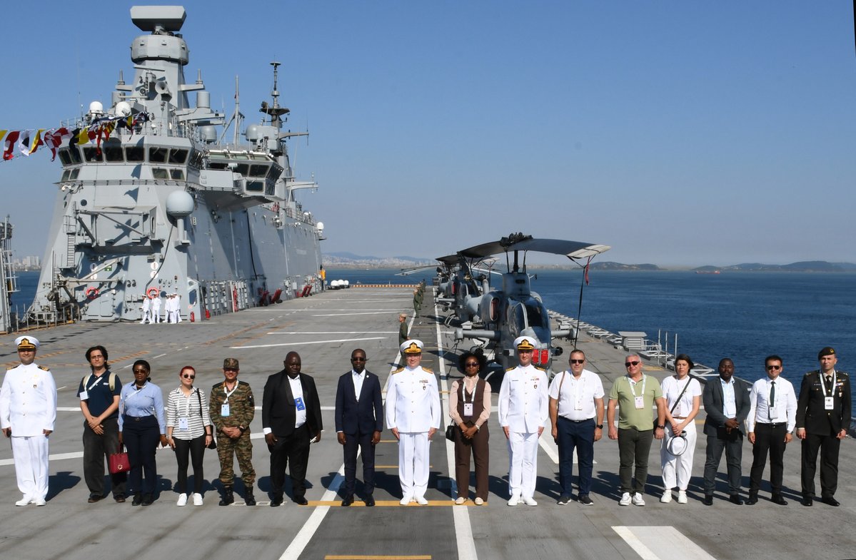 tcsavunma's tweet image. TCG Anadolu Çok Maksatlı Amfibi Gemimize 17'nci Uluslararası Savunma Sanayii Fuarı (IDEF 2025) faaliyetleri kapsamında, Bulgaristan, Mozambik ve Hindistan’dan heyetler ziyaret gerçekleştirdi.
#MillîSavunmaBakanlığı