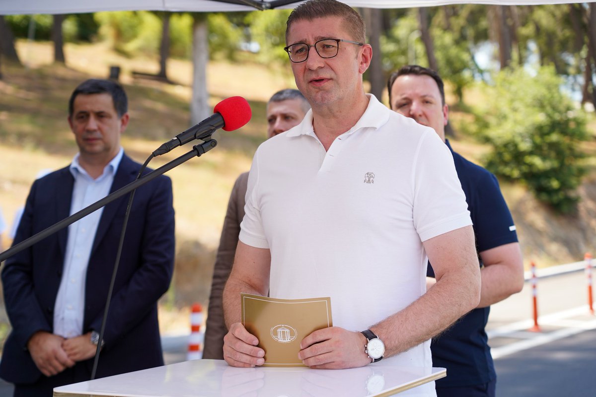 MickoskiHM's tweet photo. Денес во Гевгелија, заедно сведочиме на исполнување на едно големо ветување. Го пуштивме во употреба капиталниот проект-улицата „Свети Климент Охридски“, обиколницата која претставува нов современ западен булевар и е директна артерија за сообраќајниот и економскиот живот на Гевгелија.
 
Ова беше приоритетен проект од програмата за работа уште во 2021 година. И денес, само неколку години подоцна, го гледаме реализиран. Со вредност од над 120 милиони денари или околу 2 милиони евра, оваа улица не е само нов асфалт, туку симбол на нашата решителност, дека ветувањата не се даваат за да се заборават, туку за да се исполнат.

Паралелно со овој проект, во тек е и реконструкцијата и рехабилитацијата на дел од Булеварот „Гевгелија“, заедно со натпатникот на улицата „Железничка“ и железничката пруга, проект во вредност од над 25 милиони денари. Дополнително, во завршна фаза е и изградбата на кружната крстосница на влезот во Гевгелија, со нов мост над каналот „Рауљ“, како и дислокација на дел од каналот под крстосницата, проект вреден повеќе од 27 милиони денари. 

Денес испраќаме порака- продолжуваме да вложуваме, да градиме, да го менуваме лицето на секој град, секое село и секоја општина во Македонија. Бидејќи тоа го ветивме. И ветувањата мора да ги исполниме.