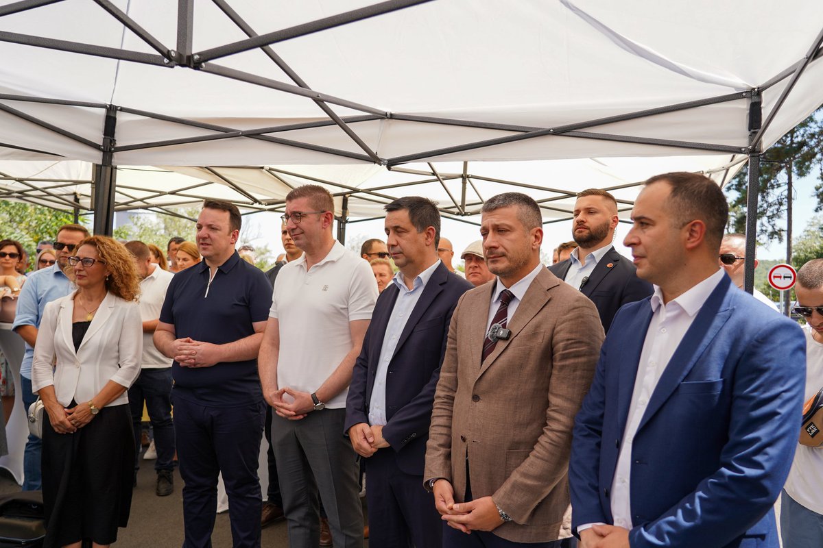 MickoskiHM's tweet photo. Денес во Гевгелија, заедно сведочиме на исполнување на едно големо ветување. Го пуштивме во употреба капиталниот проект-улицата „Свети Климент Охридски“, обиколницата која претставува нов современ западен булевар и е директна артерија за сообраќајниот и економскиот живот на Гевгелија.
 
Ова беше приоритетен проект од програмата за работа уште во 2021 година. И денес, само неколку години подоцна, го гледаме реализиран. Со вредност од над 120 милиони денари или околу 2 милиони евра, оваа улица не е само нов асфалт, туку симбол на нашата решителност, дека ветувањата не се даваат за да се заборават, туку за да се исполнат.

Паралелно со овој проект, во тек е и реконструкцијата и рехабилитацијата на дел од Булеварот „Гевгелија“, заедно со натпатникот на улицата „Железничка“ и железничката пруга, проект во вредност од над 25 милиони денари. Дополнително, во завршна фаза е и изградбата на кружната крстосница на влезот во Гевгелија, со нов мост над каналот „Рауљ“, како и дислокација на дел од каналот под крстосницата, проект вреден повеќе од 27 милиони денари. 

Денес испраќаме порака- продолжуваме да вложуваме, да градиме, да го менуваме лицето на секој град, секое село и секоја општина во Македонија. Бидејќи тоа го ветивме. И ветувањата мора да ги исполниме.