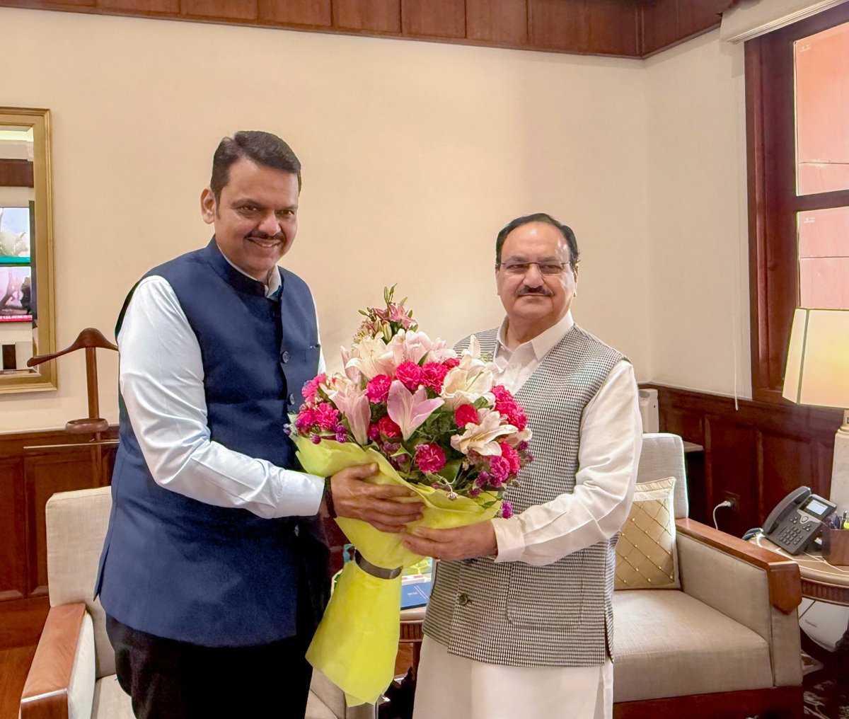 Dev_Fadnavis's tweet photo. Also met our BJP National President and Hon Union Minister JP Nadda ji in New Delhi, today.
Discussed the proposed establishment of a major fertiliser project in Vidarbha, with a capacity of 12.7 lakh metric tonnes, to be set up in Nagpur as a joint initiative of GAIL, the Union Ministry of Chemicals and Fertilisers, and Government of Maharashtra.
The project entails an estimated investment of ₹10,000 crore.
Hon Union Minister JP Nadda ji directed the department to prepare the Cabinet proposal in this regard.

नवी दिल्ली येथे आज भाजपा राष्ट्रीय अध्यक्ष तथा मा. केंद्रीय मंत्री जेपी नड्डाजी यांची भेट घेतली. 
यावेळी विदर्भात खतांचा मोठा प्रकल्प उभारण्याबाबत त्यांच्यासमवेत चर्चा झाली. गेल, केंद्रीय रसायन व खते मंत्रालय तसेच महाराष्ट्र शासन यांच्या संयुक्त उपक्रमातून नागपूर जिल्ह्यात 12.7 लाख टन क्षमतेचा हा प्रकल्प उभारण्यात येणार आहे. या प्रकल्पासाठी सुमारे ₹10,000 कोटींची गुंतवणूक अपेक्षित आहे. यासंदर्भातील मंत्रिमंडळ प्रस्ताव तयार करण्याच्या सूचना विभागाला मा. जेपी नड्डाजी यांनी यावेळी दिल्या.

नई दिल्ली में आज भारतीय जनता पार्टी के राष्ट्रीय अध्यक्ष तथा मा. केंद्रीय मंत्री जे. पी. नड्डा जी इनसे भेंट की। इस अवसर पर विदर्भ क्षेत्र में उर्वरक (खाद) का एक बड़ा प्रकल्प स्थापित करने को लेकर चर्चा हुई। गेल, केंद्रीय रसायन एवं उर्वरक मंत्रालय तथा महाराष्ट्र शासन के संयुक्त उपक्रम के रूप में यह प्रकल्प नागपुर जिले में 12.7 लाख टन की क्षमता के साथ स्थापित किया जाएगा। इस प्रकल्प में लगभग ₹10,000 करोड़ की निवेश की अपेक्षा है। इस संबंध में मंत्रिमंडल प्रस्ताव तैयार करने के निर्देश मा. नड्डा जी ने विभाग को इस अवसर पर दिए।

(📍New Delhi | 25-7-2025📍नई दिल्ली | २५-७-२०२५)

@JPNadda
#NewDelhi