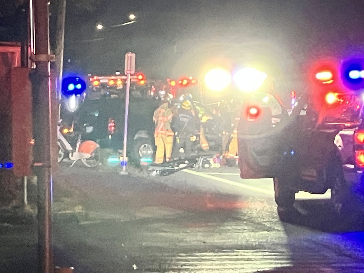sbbagby's tweet image. Cully neighborhood, a head-on crash between a SUV and a garbage truck has Prescott Rd closed in both directions b/w NE 54th Ave - NE 56th Ave.  This is easy to get around, especially if you plan ahead. 
Have a safe Friday! @KATUNews #pdxtraffic #LiveOnK2
