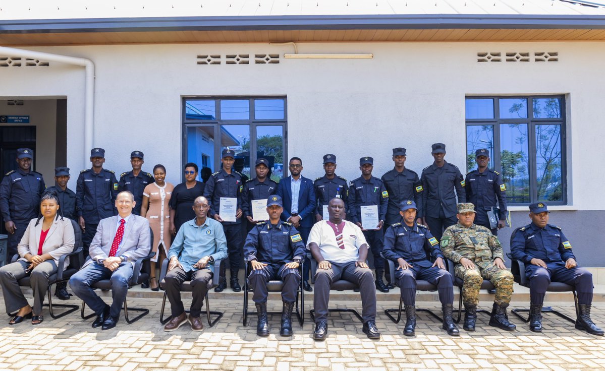 Kuri uyu wa Gatanu, Komiseri ushinzwe  amahugurwa muri Polisi, ACP Barthelemy Rugwizangoga, yayoboye umuhango wo gusoza amahugurwa y’umwaka umwe, ajyanye n’ubuvuzi bw’imbwa zifashishwa mu bikorwa by’umutekano, wabereye ku cyicaro cya Canine Brigade i Masoro, mu Karere ka Gasabo.
