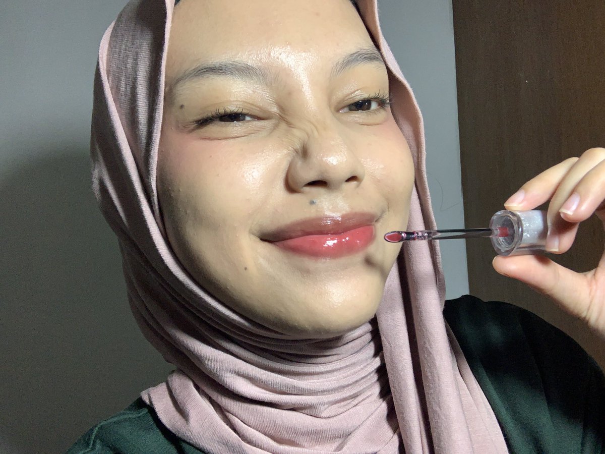 cababbles's tweet image. Siapa sangka warna ini bakal cocok di aku yg warm tone 😭 btw ini watery lip gloss dari judydoll shade sunset black tea, cakep yak