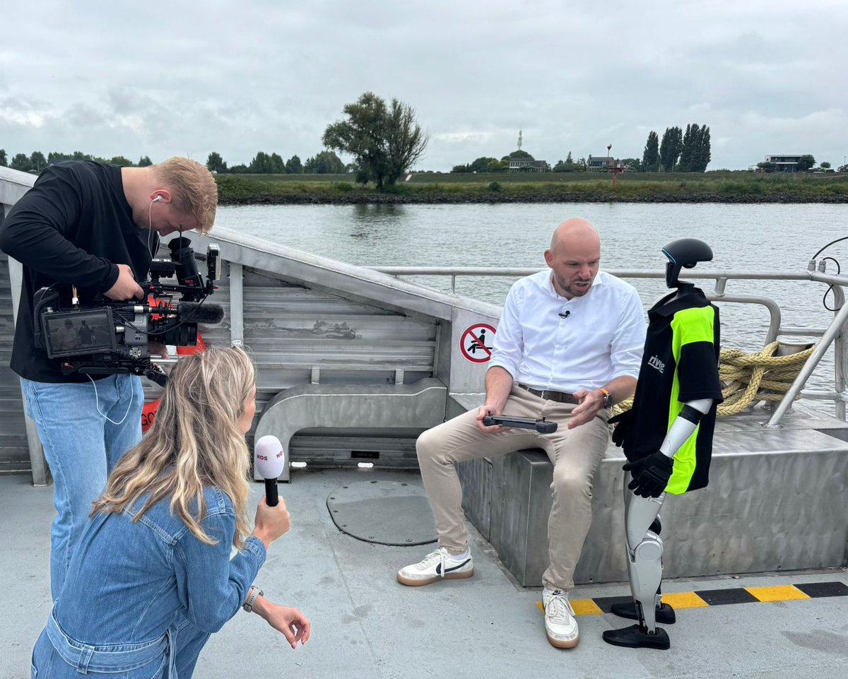 𝗛𝗲𝗯 𝗷𝗲 𝗼𝗻𝘇𝗲 𝗿𝗼𝗯𝗼𝘁 𝗞𝗮𝗶 𝗮𝗹 𝗴𝗲𝘀𝗽𝗼𝘁? 👋 We voeren experimenten uit met humanoid Kai op de veerboot van Riveer. Deze week in het AD (zie foto) en vanavond is onze collega Jan te zien in het NOS Journaal. #humanoid #innovatie #nextlevel
