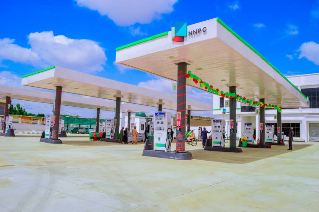 nnpclimited's tweet image. New Retail Station Alert
Hello Kano! Our new station at Rijiyar Lemu officially opened on July 10, 2025.
To celebrate, we treated some of our first customers to free fuel as a thank-you for the warm welcome.
Stop by for quality fuel, reliable service, and a smooth experience…