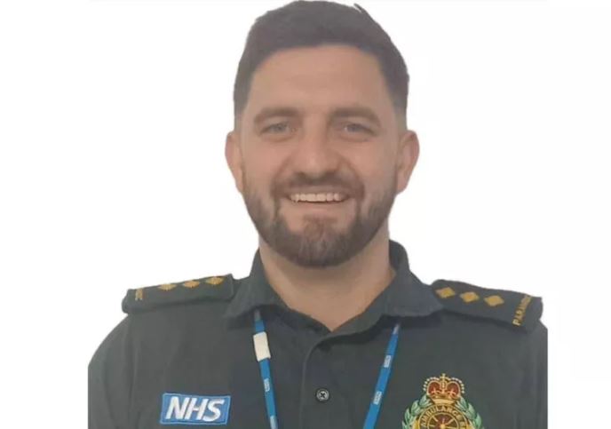 SwanseaOnline10's tweet image. A dad-of-two ambulance worker with a 'cheeky smile' has died suddenly leaving 'gaping hole' - crnch.it/yzjRdPS0