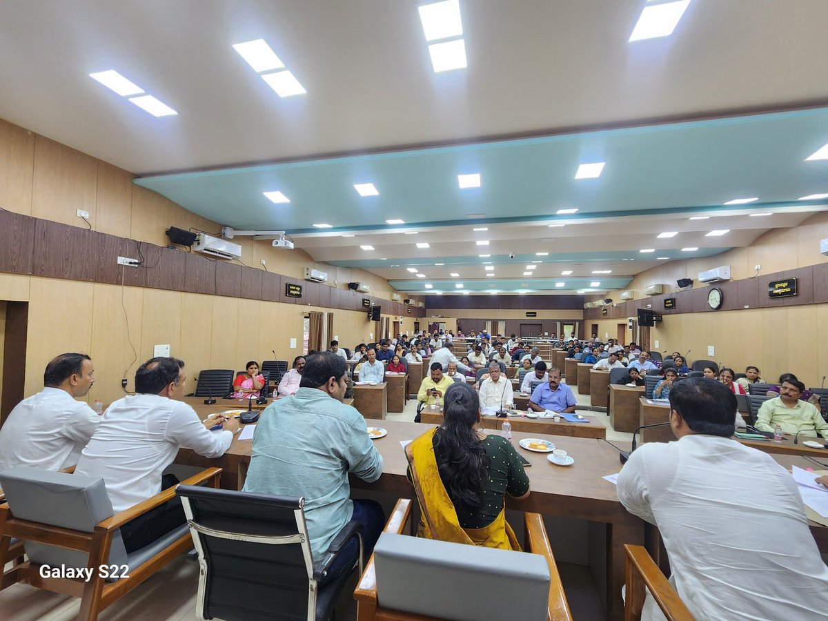 ಗಣೇಶ ಚತುರ್ಥಿ ಅಂಗವಾಗಿ ಧಾರವಾಡದ ಸ್ವಾತಂತ್ರ್ಯ ಅಮೃತ ಮಹೋತ್ಸವ ಸಭಾಭವನದಲ್ಲಿ ಪೂರ್ವಭಾವಿ ಸಭೆ ನಡೆಸಲಾಯಿತು. 

ಪಿಓಪಿ ಗಣೇಶ ವಿಗ್ರಹಗಳ ಬಳಕೆಯ ಜಾಗೃತಿ,  ಗಣೇಶ ಸ್ಥಾಪಿಸುವ ಸ್ಥಳದಲ್ಲಿ ಡ್ರೋಣ್​ ಮತ್ತು ಸಿಸಿ ಕ್ಯಾಮರಾ ವ್ಯವಸ್ಥೆ,  ಬಾವಿ, ಹೊಂಡಗಳ ಸ್ವಚ್ಛತೆ , ಬಾವಿಗಳ ಸುತ್ತಲು ಬ್ಯಾರಿಕೇಡ್  ವ್ಯವಸ್ಥೆ , ವಿದ್ಯುತ್ ದೀಪ , ಶಾಮಿಯಾನ