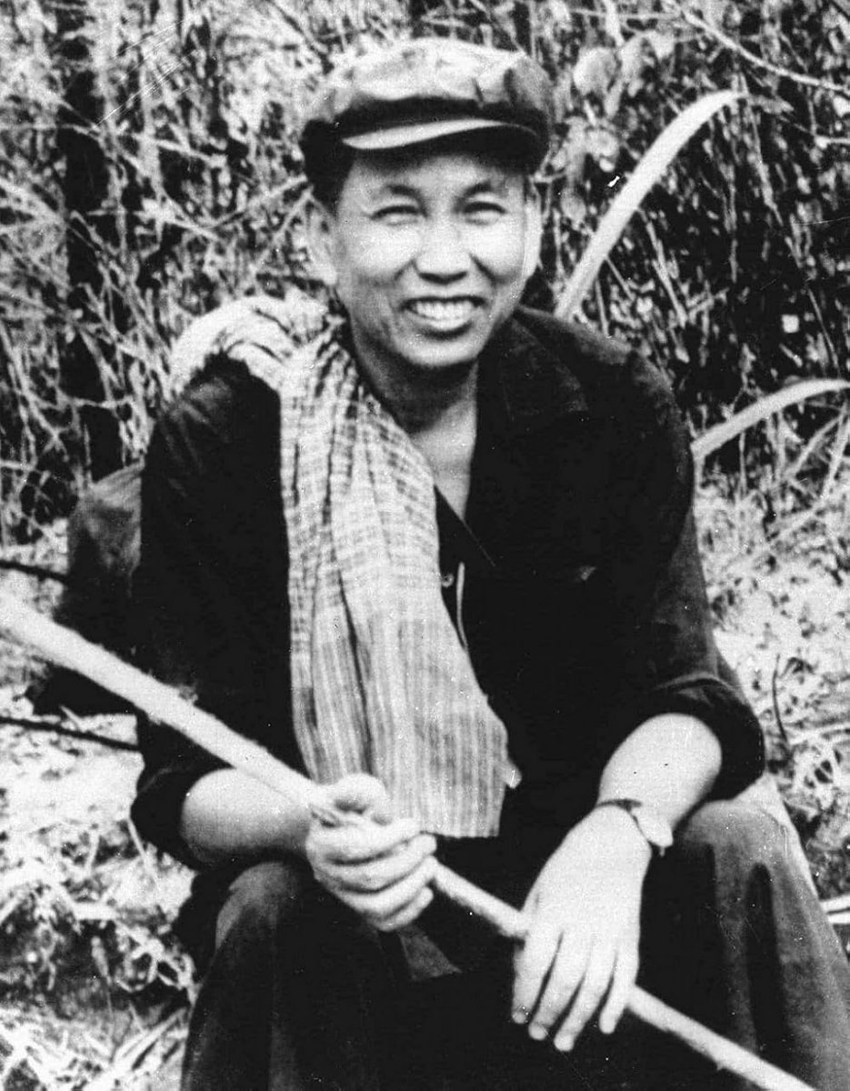 joaoeigen's tweet image. Saloth Sar foi um professor de história e língua francesa em escolas primárias do Camboja, que havia completado seus estudos universitários na França e adquirido fama entre seus alunos e amigos.
Muitos se lembram dele como uma pessoa calma, paciente e com uma voz muito suave e…