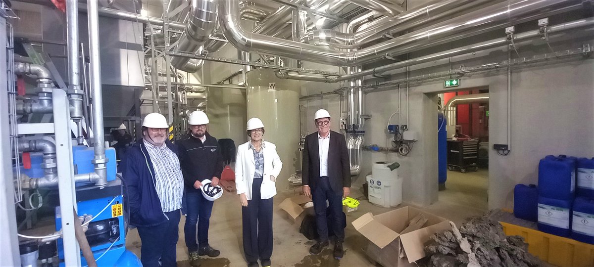 Prefet53's tweet image. [23/07] Marie-Aimée Gaspari, préfète de la #Mayenne a signé avec le maire de Mayenne une convention pour la rénovation de l’école de l’Angellerie, renommée Anne-Sylvestre, financée à hauteur de 4⃣5⃣3⃣ 0⃣0⃣0⃣ € par l&apos;État 🇫🇷.
La préfète de la #Mayenne a également visité plusieurs…