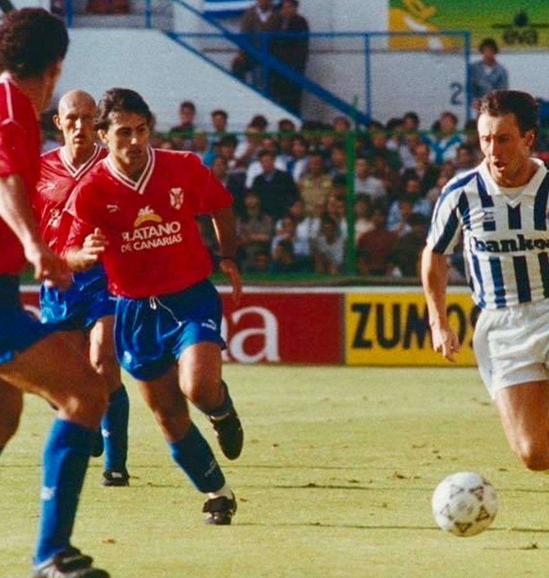 MuseoCDT's tweet photo. Hoy comparto una joya de mi colección: camiseta roja del #CDTenerife usada por Diego Latorre ante la Real Sociedad en Atocha (J37, temp. 92/93) ❤️⚽️

🔹 Puma + Plátano de Canarias
🔹 Latorre: 13 partidos, 575’ esa temporada

🔥 Historia blanquiazul

#CDTenerife #FútbolRetro https://t.co/Yfpf8lra3t