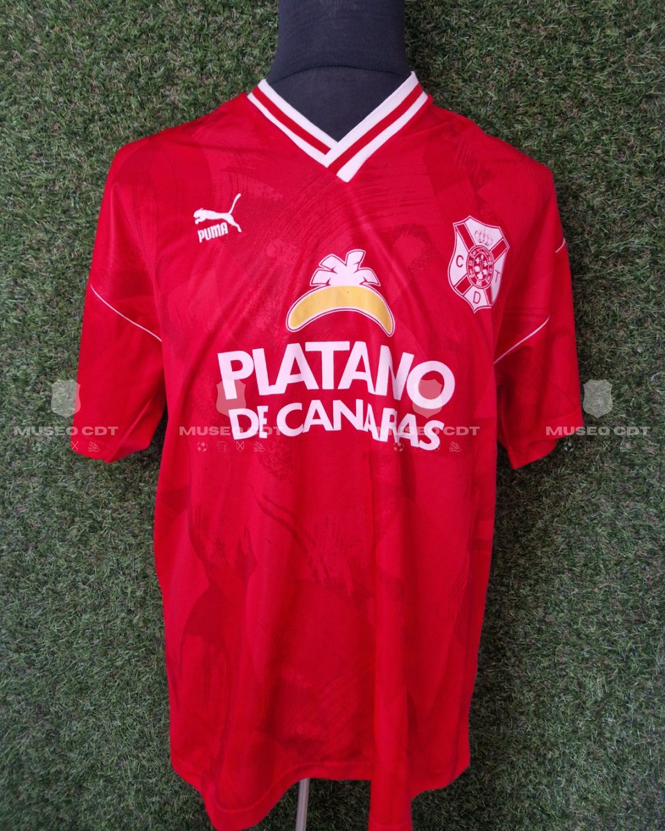 MuseoCDT's tweet photo. Hoy comparto una joya de mi colección: camiseta roja del #CDTenerife usada por Diego Latorre ante la Real Sociedad en Atocha (J37, temp. 92/93) ❤️⚽️

🔹 Puma + Plátano de Canarias
🔹 Latorre: 13 partidos, 575’ esa temporada

🔥 Historia blanquiazul

#CDTenerife #FútbolRetro https://t.co/Yfpf8lra3t