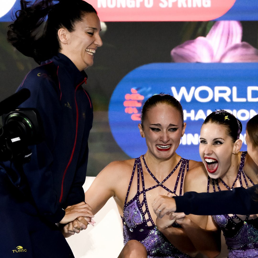 Andrea Fuentes, cuatro veces medallista olímpica y 16 del mundo con España, dejó su brillante labor en Estados Unidos para ser la entrenadora de la natación artística española 🇪🇸. En su primer Mundial: 

🥇 Solo libre 
🥇 Dúo libre
🥇 Dúo libre mixto 
🥈 Solo masculino
🥈 Dúo