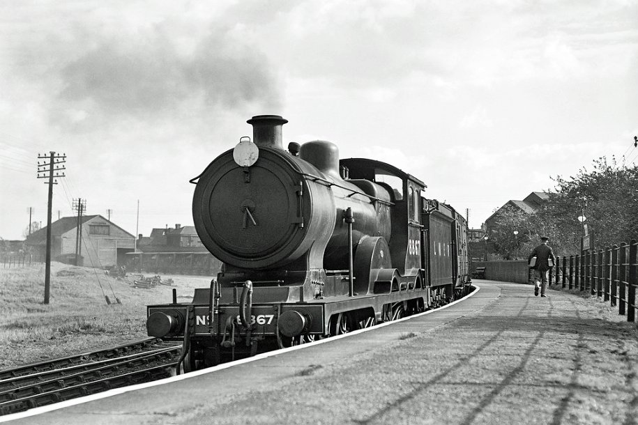 TrainStations23's tweet image. D15 LNER 8867 (BR 62538) at Marks Tey Station,  October 1935

Photo by H.C. Casserley.