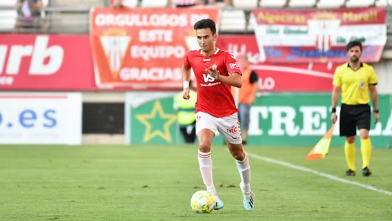 RMUJournal's tweet photo. ⚖️ LA LEY DEL EX – Día 27
👤 Juanma Bravo
📆 Real Murcia (2017–2020): 70 pj | 3 goles
🔄 Ahora libre tras Ourense CF (Primera RFEF): 21 pj
🧠 Canterano murciano: medio sólido con llegada. De debutar en casa a consolidarse en la élite del fútbol nacional
#LaLeyDelEx #JuanmaBravo https://t.co/n0NxvCLLVk