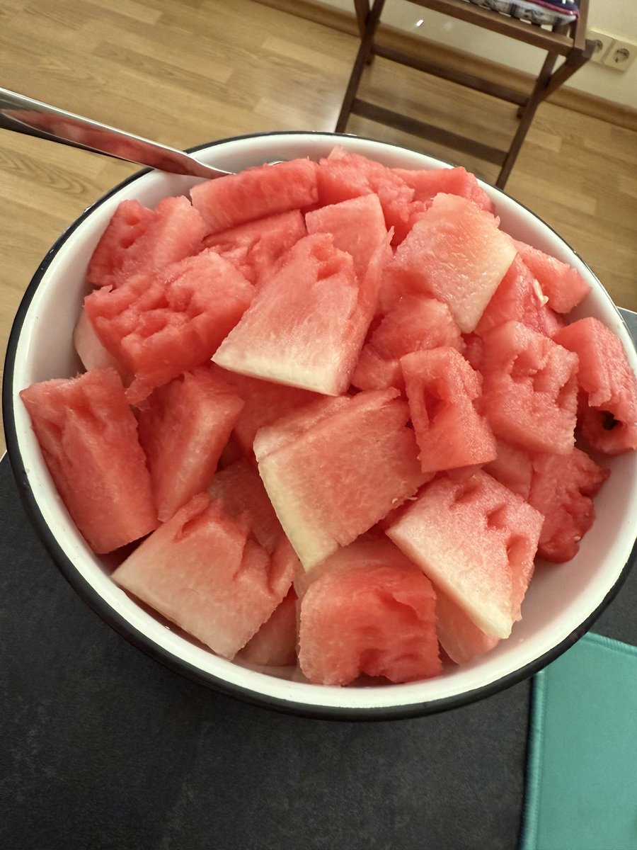 Треба якось охолоджуватись після роботи🍉