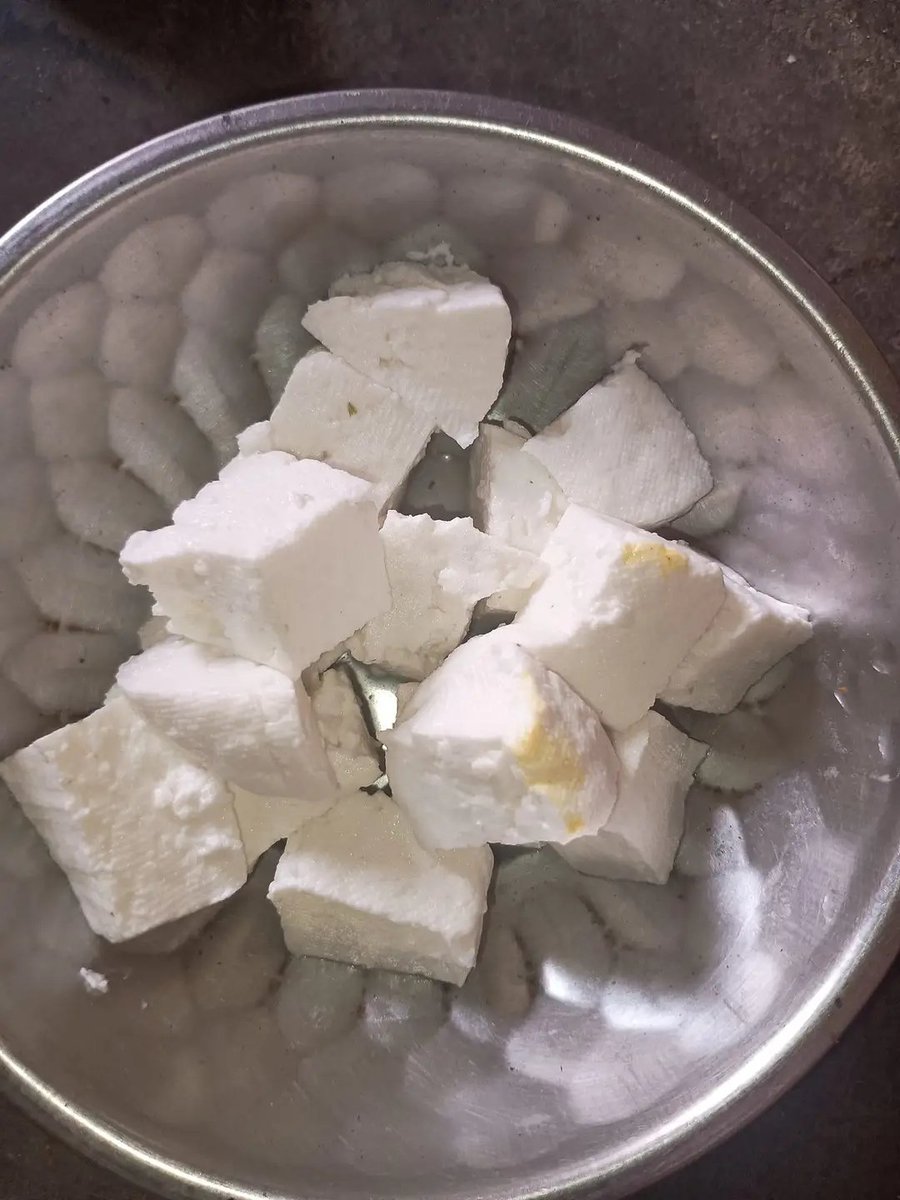 मुगलों की बीबी और बेटियों को पनीर बहुत पसंद था 
जब मुग़ल मोर्चे पर चले जाते थे तो मुगलों की बीबी और बेटियां अपने कर्मचारियों के साथ ख़ूब पनीर खाती थी ।😜