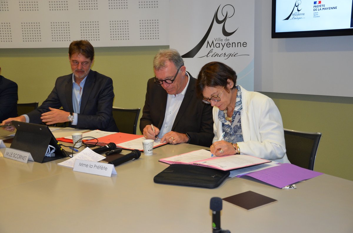 Prefet53's tweet image. [23/07] Marie-Aimée Gaspari, préfète de la #Mayenne a signé avec le maire de Mayenne une convention pour la rénovation de l’école de l’Angellerie, renommée Anne-Sylvestre, financée à hauteur de 4⃣5⃣3⃣ 0⃣0⃣0⃣ € par l&apos;État 🇫🇷.
La préfète de la #Mayenne a également visité plusieurs…