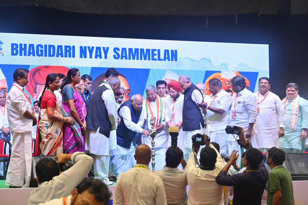 devendrayadvinc's tweet image. तालकटोरा स्टेडियम, दिल्ली 📍
आज कांग्रेस अध्यक्ष आदरणीय श्री @kharge जी, नेता विपक्ष श्री @RahulGandhi जी, @INCDelhi प्रभारी @qazinizamuddin जी और @INCIndia के वरिष्ठ नेतागणों की उपस्थिति में ओबीसी विभाग चेयरमैन @DrJaihind जी के साथ 'भागीदारी न्याय सम्मेलन' में सम्मिलित हुआ।…