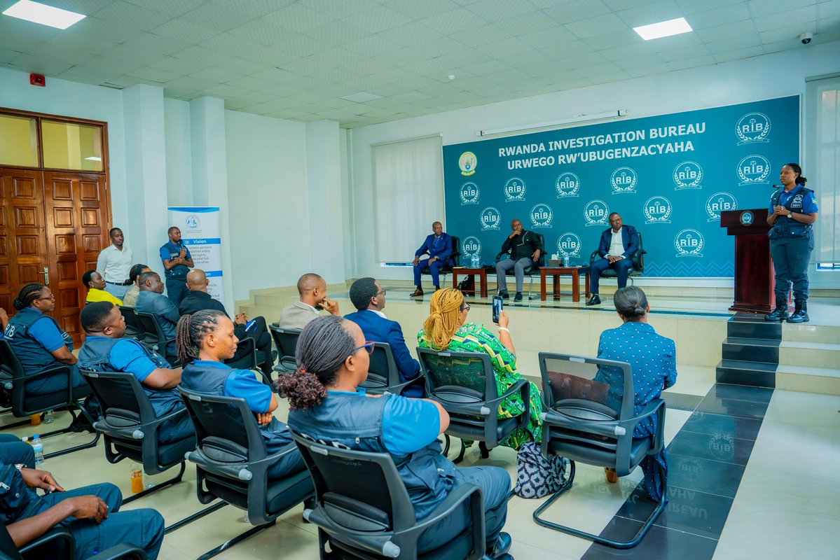 UNDP_Rwanda's tweet image. Ibaze ukeneye ubutabera, ariko nta n’umwe uvuga ururimi rwawe.
Umuyobozi Mukuru ushinzwe kugenza ibyaha muri @RIB_Rw, Twagirayezu Jean-Marie yasoje ku mugaragaro amuhugurwa y’abagenzacyaha yamaze ibyumweru 3 ku ikoreshwa ry’ururimi rw’amarenga.
Umuyobozi Mukuru yashimiye…