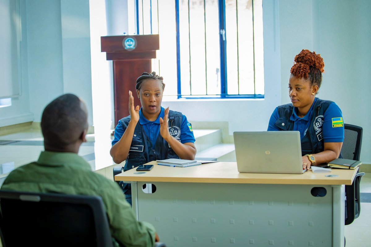 UNDP_Rwanda's tweet image. Ibaze ukeneye ubutabera, ariko nta n’umwe uvuga ururimi rwawe.
Umuyobozi Mukuru ushinzwe kugenza ibyaha muri @RIB_Rw, Twagirayezu Jean-Marie yasoje ku mugaragaro amuhugurwa y’abagenzacyaha yamaze ibyumweru 3 ku ikoreshwa ry’ururimi rw’amarenga.
Umuyobozi Mukuru yashimiye…