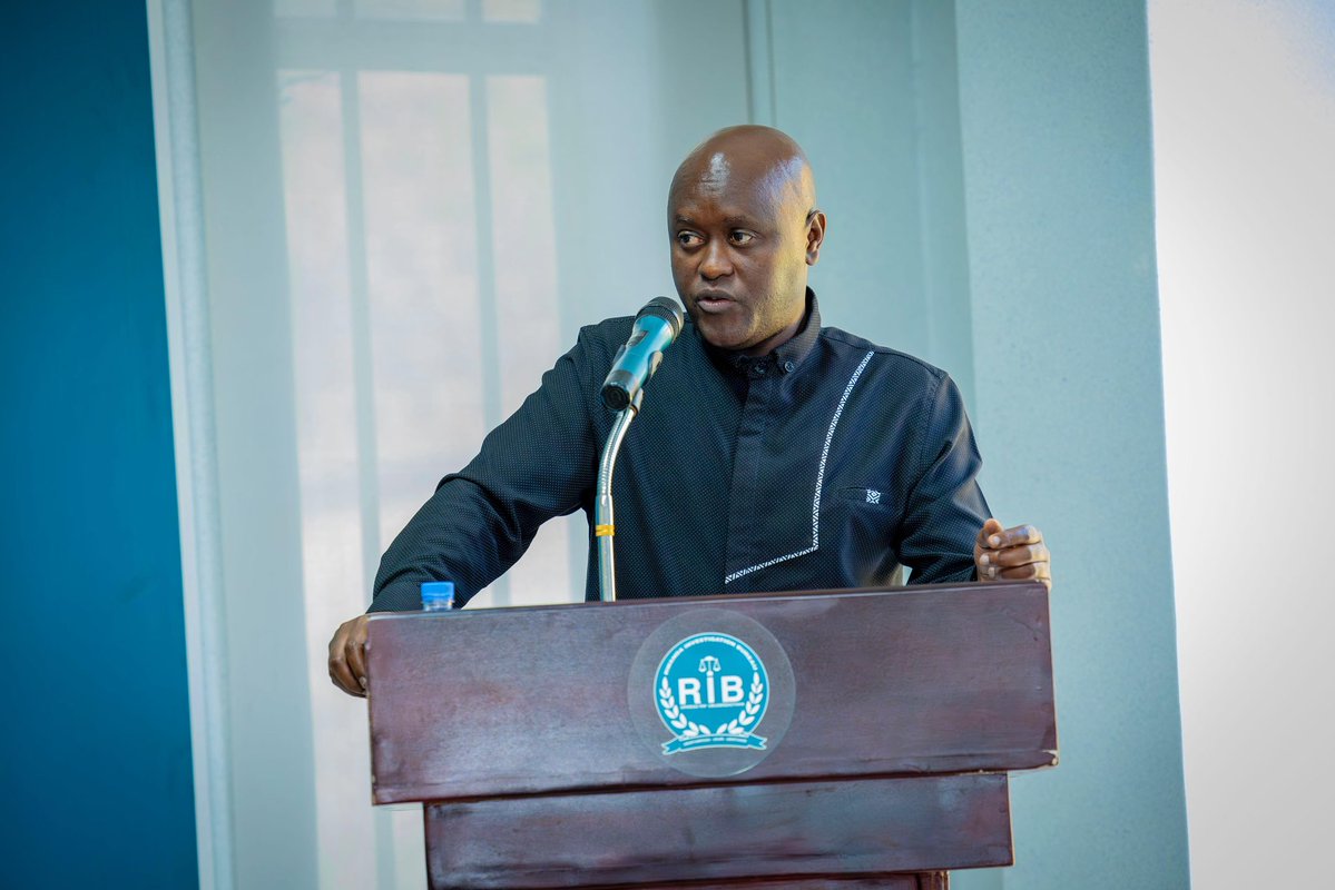 UNDP_Rwanda's tweet image. Ibaze ukeneye ubutabera, ariko nta n’umwe uvuga ururimi rwawe.
Umuyobozi Mukuru ushinzwe kugenza ibyaha muri @RIB_Rw, Twagirayezu Jean-Marie yasoje ku mugaragaro amuhugurwa y’abagenzacyaha yamaze ibyumweru 3 ku ikoreshwa ry’ururimi rw’amarenga.
Umuyobozi Mukuru yashimiye…