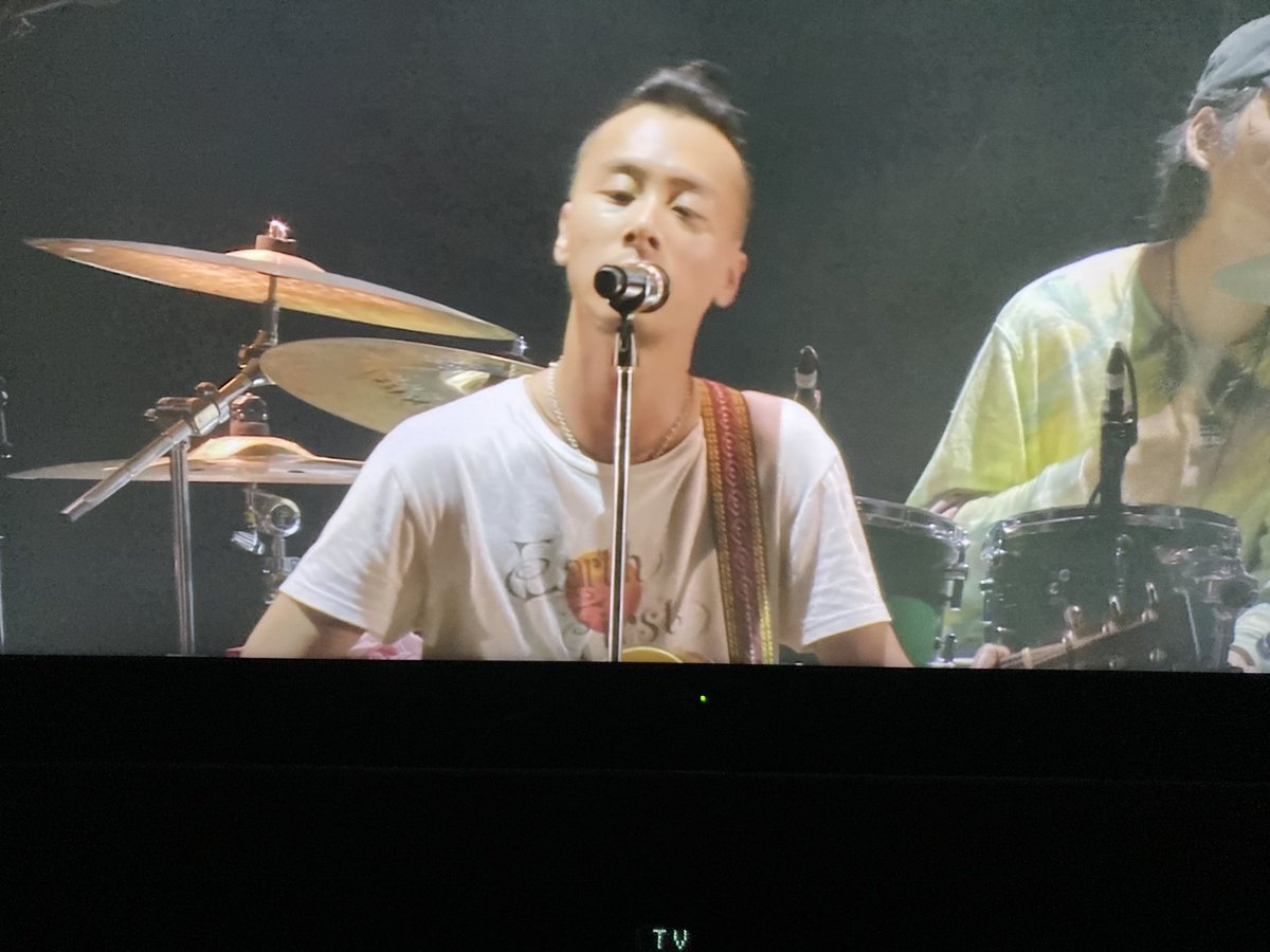 フジロック見てるんだけど、サチモスのYonceが着てるTシャツの胸に「Earth First」と書かれてる。