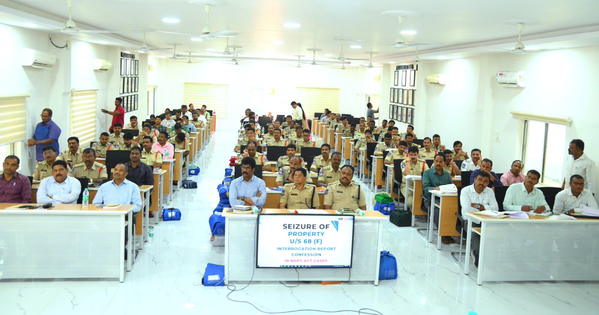 District Crime Review Meeting with Police Officers.
District SP shri Sharath Chandra Pawar, IPS, emphasized the need for focused efforts to control crime.
SP sir directed officials to take effective measures to reduce the number of pending cases.

SP sir stressed the importance