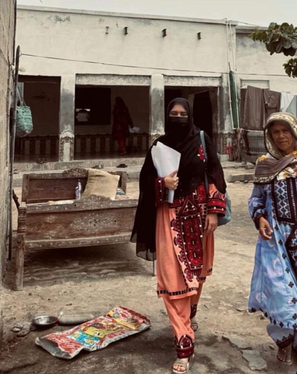 ShafiqAhmadAdv3's tweet image. بلوچ وومن فورم کی سربراہ ڈاکٹر شلی بلوچ کی گوادر سے گرفتاری انتہائی قابل مذمت ہے اور جس ریاست کی کل اوقات صرف خواتین کو گرفتار کرنا رہ جائے،اس ریاست کے کرتا دھرتا کو چلو بھر پانی میں ڈوب مرنا چاہئے
عاصم منیر!
بیشرم اور بیغیرت آدمی کہیں سے چلو بھر پانی ڈھونڈ کیوں نہیں لیتے؟