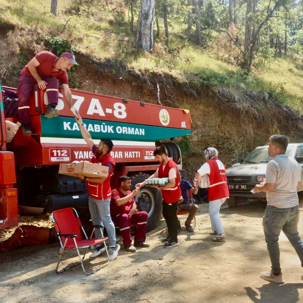 genckizilay's tweet photo. Karabük.. ❤️‍🩹

Hâlâ devam eden orman yangınlarında, ormanlarımız için canla başla mücadele eden ekiplerimizin yanında, gönüllülerimizle birlikte biz de sahadayız. https://t.co/2vFXPuT0RV