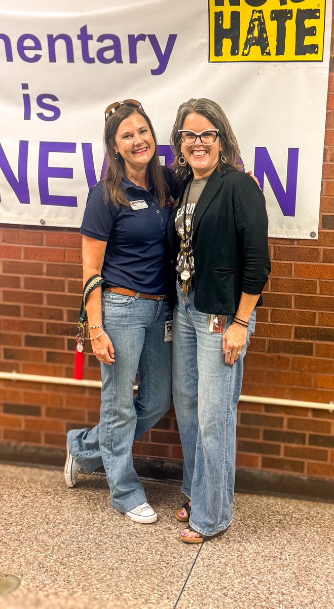 shannonjbuff's tweet image. Principal Sorrell was thrilled to welcome teachers back to @FairviewFves this morning! It was a joy to greet both new and returning teachers and staff. Thank you for the warm welcome, FVES! #SpiritPrideExcellence