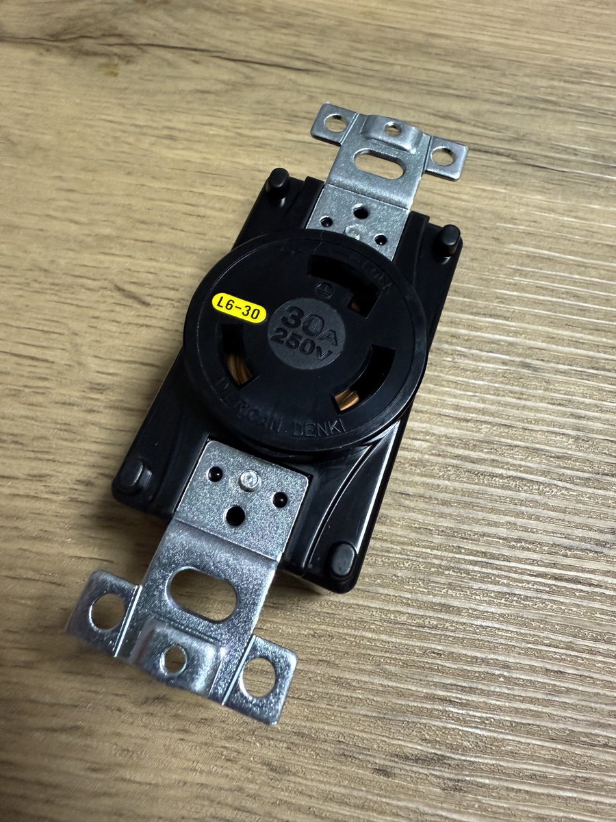 tsukkkkkun's tweet image. 鯖部屋の200V、L6-30でお願いしてるんですけど、街の電気屋さん曰く最近こういうタイプのコンセント指定が増えてるらしい。オーディオこだわる人とか…などと言っていた。そうなんだ。