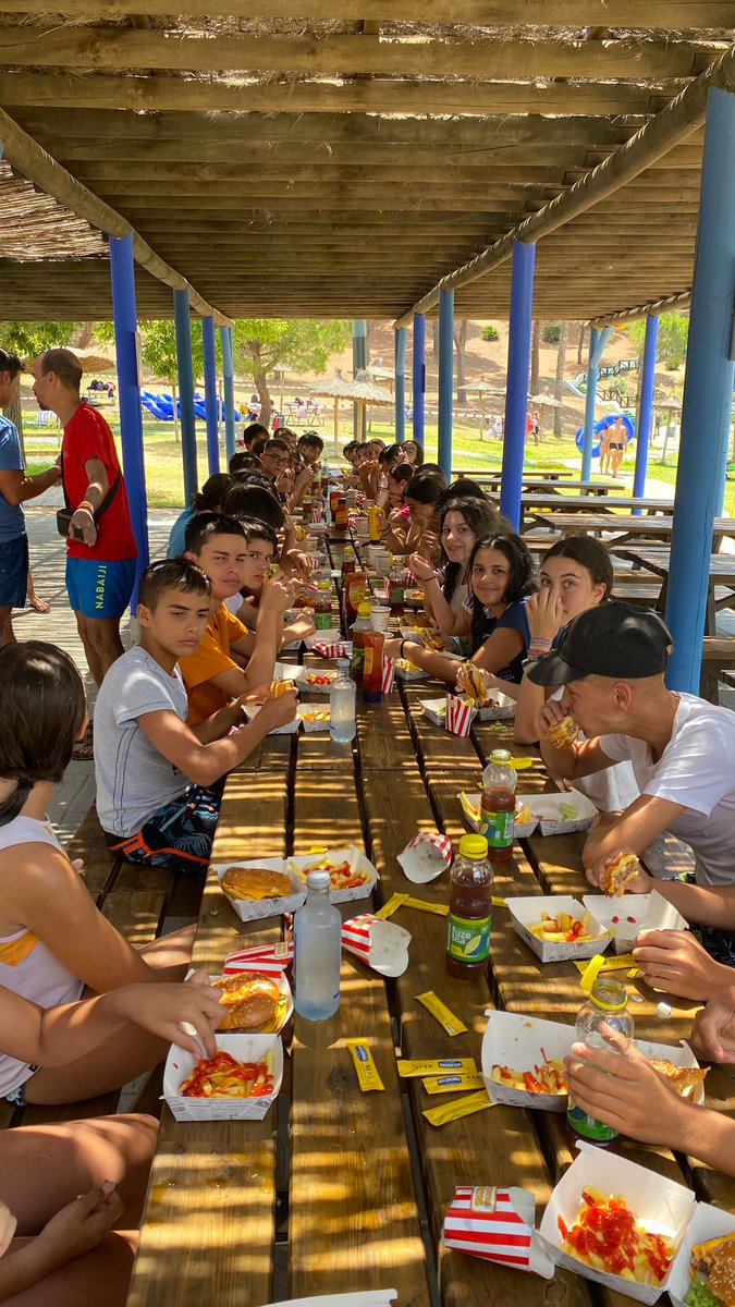 Hacemos una parada para comer en el <a href="/aquopoliscar/">Aquopolis Cartaya</a> un delicioso menú 🍔🍟🥤en #CampaCartaya2 . Repetimos cremita🧴y seguimos dándolo todo 🤭 <a href="/deportesdipusal/">DeporteDipuSalamanca</a>