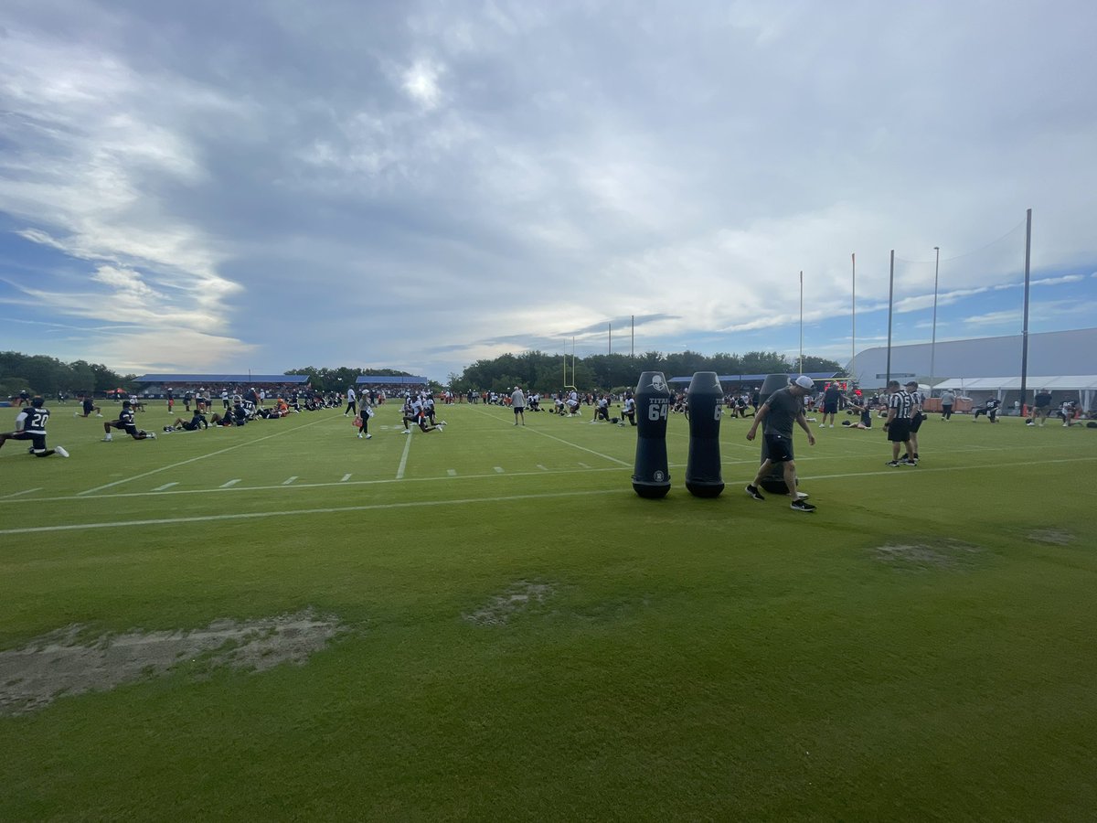 CourtneyRCronin's tweet image. Day 3 of Bears camp is the first practice open to fans. Did not spot Braxton Jones during stretching, thus it was Ozzy Trapilo with the 1s at LT during install.