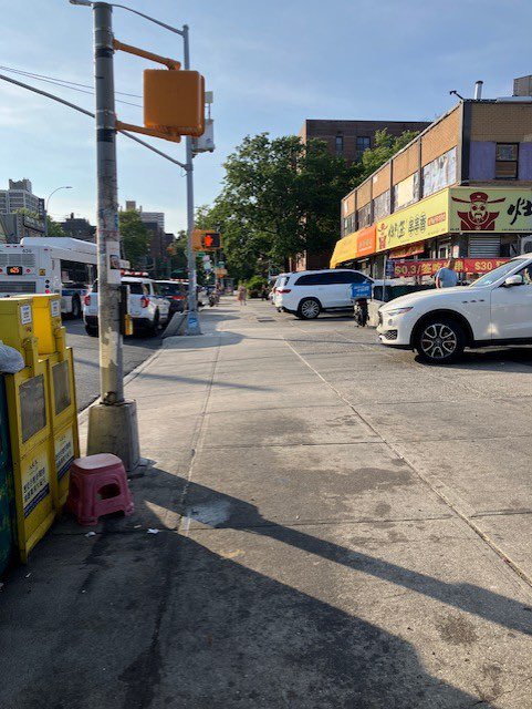 NYPD109Pct's tweet image. Yesterday, based on community complaints, on Kissena Blvd from Holly Ave to Kalmia Ave, we conducted joint vending inspections with the sanitation department resulting in the confiscate of a vending cart, the issuance of 6 summonses and the confiscation of 2,800lbs of goods.