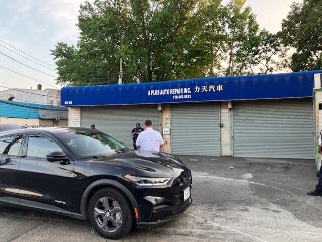 NYPD109Pct's tweet image. Yesterday, based on community complaints, on Kissena Blvd from Holly Ave to Kalmia Ave, we conducted joint vending inspections with the sanitation department resulting in the confiscate of a vending cart, the issuance of 6 summonses and the confiscation of 2,800lbs of goods.