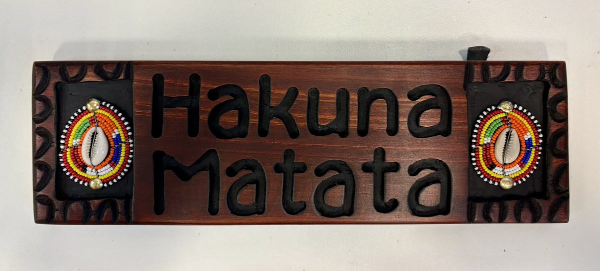 wimbledog's tweet image. What an amazing thank you gift from our Kenyan Honorary Fellow. He was astonished that I knew what it meant already 😂
🦁 👑