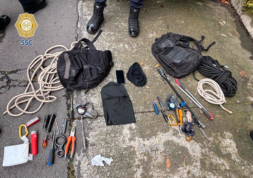 PabloVazC's tweet image. La oportuna atención a una denuncia ciudadana realizada a través del número telefónico del cuadrante, permitió que mis compañeros de la #PBI de @SSC_CDMX, pertenecientes a un operativo especial en la zona, detuvieran a dos hombres que ingresaron a una casa en la colonia Bosques…