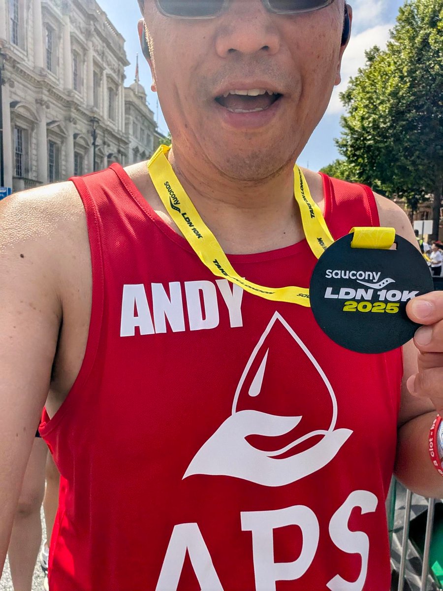 APSsupportUK's tweet image. 👏 Big shout-out to Andy, who ran @TheLondon10K in 1:10 #InMemory of his sister Annie, raising £670 for APS Support UK!
“Hearing the announcer call out ‘Andy running for APS’ carried me in with a sprint finish.”
🔗 justgiving.com/page/andytang
#TeamAPS #London10k #Fundraising