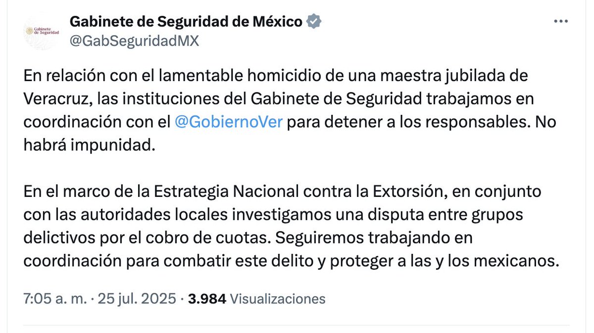 Erika_Velasco_'s tweet image. En lugar de que Claudia Sheinbaum empezara la "mañanera" hablando de Irma Hernández Cruz, taxista y maestra jubilada de Veracruz asesinada por no pagar una extorsión, llegó muy sonriente. El video es durísimo, Irma de rodillas y 12 sicarios con armas largas apuntándole. Pero aún:…