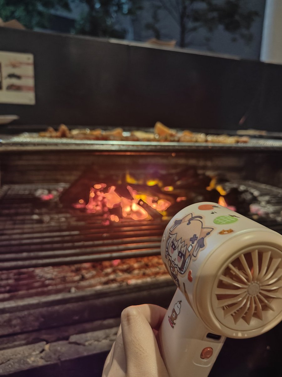 buwuchi's tweet image. dad be damned gigi can work a grill