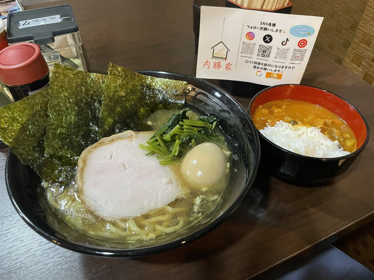 anz_shika's tweet photo. 今日は金曜カレーの日
🍛一度は食べたかった
#内勝家さんのカレー

@miho_519_ とお約束していたので夕方から菊名迄行って来ましたー🎵
今日食べたのはこれ
限定ラーメンとミニカレー
これじゃダイエットにはなりませんよね🤣
カレーは甘さの後にピリっとスパイシーな香辛料の辛さがきました🍛
ラーメンは🍜スープが濃厚で飲み干したいぐらいでしたがちょっと口の中を怪我しているのでレンゲで3ばい程度で辞めておきましたが両方とも美味しかったです😋

お店も前回より断然涼しかったし何より元気なゆうちゃんにお会い出来てよかった〜😊

そしてもう一つ確認
暖簾が　内勝山家
に変わってないか🤣
まだ大丈夫でしたー😮‍💨

又今度はミニチャーシュー丼に挑戦かな😱
ゆうちゃん又行きますね🚃
@uchikatsuya 
#内勝家
#金曜日はカレーの日
#混ぜそば白黒
#限定ラーメン