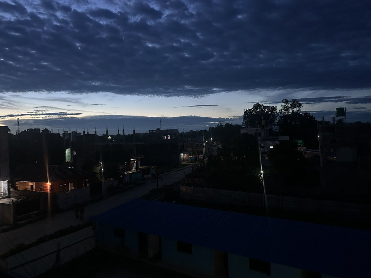 कहिलेकाही वादल े पनि झुक्कयाउदौ रहेछ । यसो हेर्दा पहाडको तलको कुनै वस्ती हो ☺️
#मधेशप्रदेश