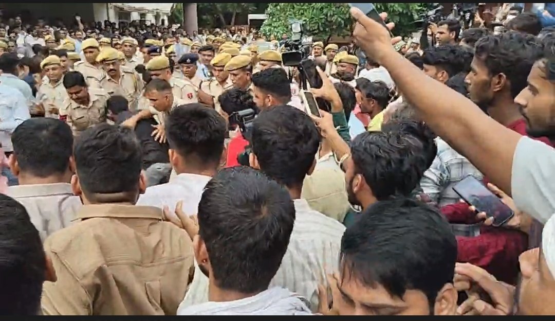 झालावाड़ में स्कूल बच्चों की घटना को लेकर न्याय की मांग कर रहे नरेश मीना को पुलिस द्वारा हिरासत में लेना दुर्भाग्यपूर्ण है  सरकार क्यों अपनी जिम्मेदारी से भाग रही है??

#नरेश_मीणा_को_रिहा_करो  #शिक्षा_मंत्री_इस्तीफा_दो 
#झालावाड़ 
#शिक्षा_मंत्री_इस्तीफा_दो