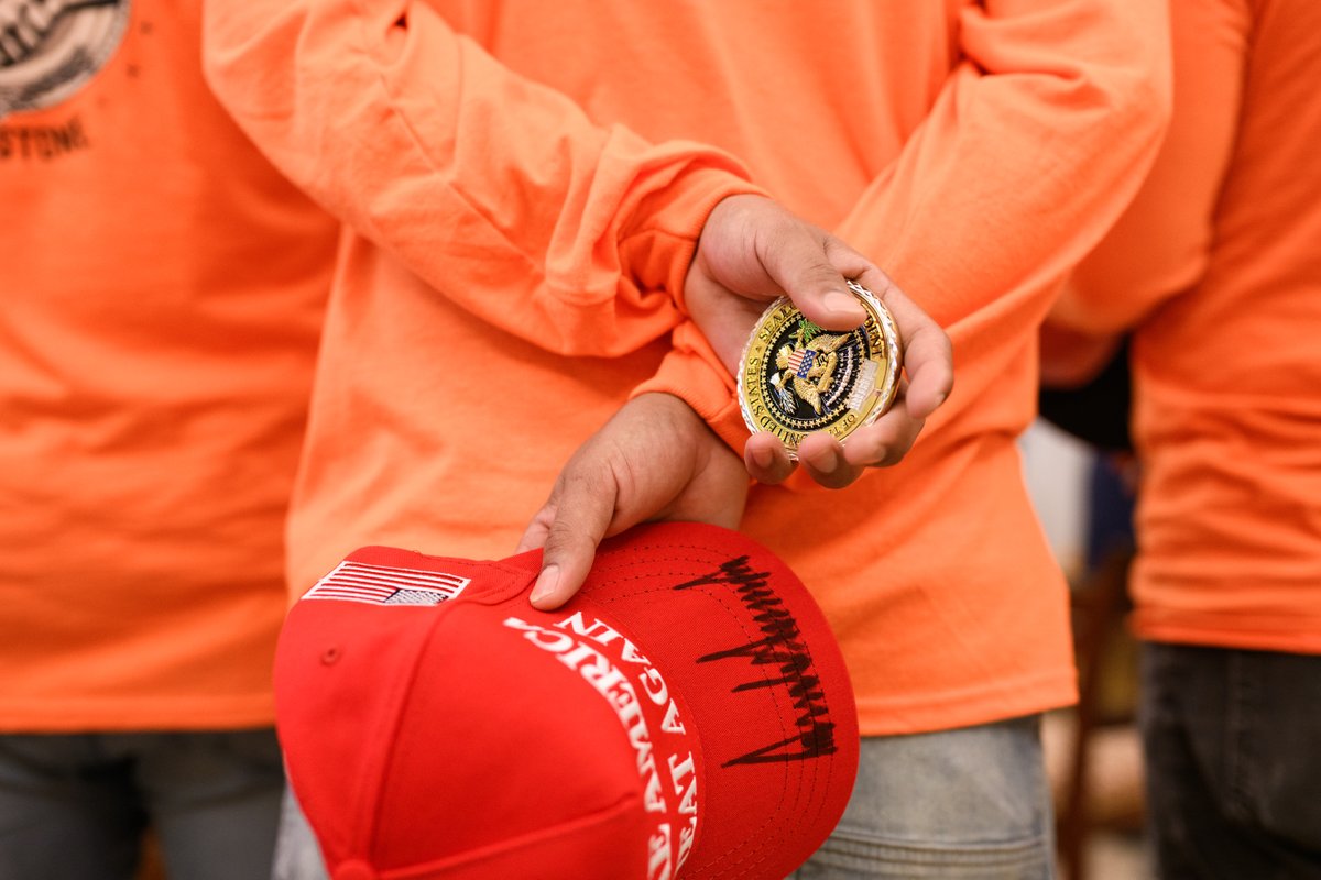 President Trump welcomed the men improving the Rose Garden into the Oval Office, signing hats and thanking them for their hard work! 🇺🇸