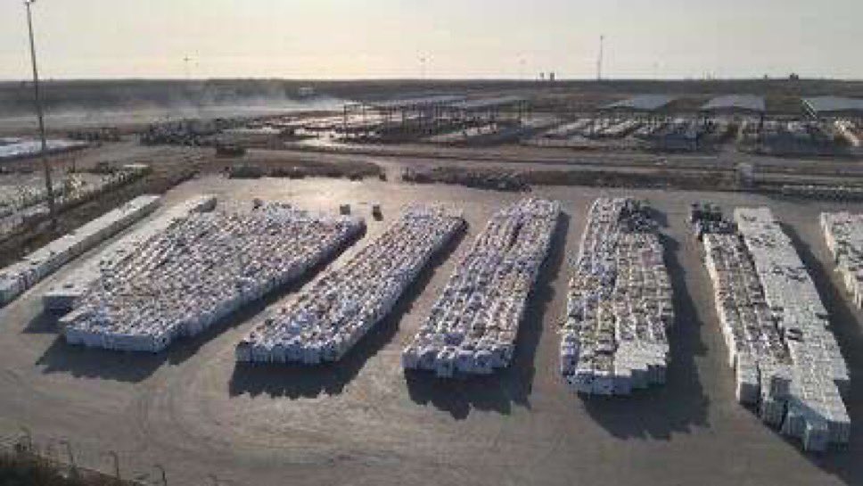 yaelbt's tweet image. 800 trucks full of aid have been waiting for days at the Kerem Shalom crossing in Israel, waiting to enter Gaza. The hold up? The UN doesnโt want to take them.
