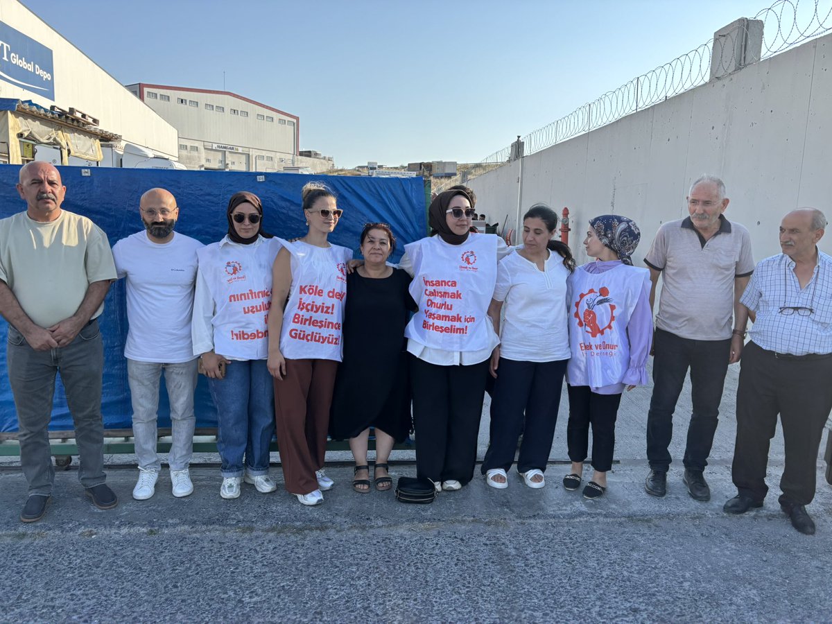 DEMistanbulemek's tweet image. Hepsijet Emekçilerinin İl Emek Komisyonu olarak yanındaydık.
Hepsijet Emekçileri;
-Kadın emekçilere maksimum 15 kg ağırlık kaldırma sözü verilmesine rağmen,45 kg ağırlığa sahip ürünleri kaldırttığı,
-Resmi ve dini bayram tatillerinde işçilerin rızası olmadan çalıştırdıkları ve…